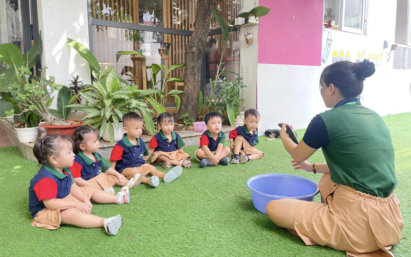 Bé học dance và trình diễn tự tin